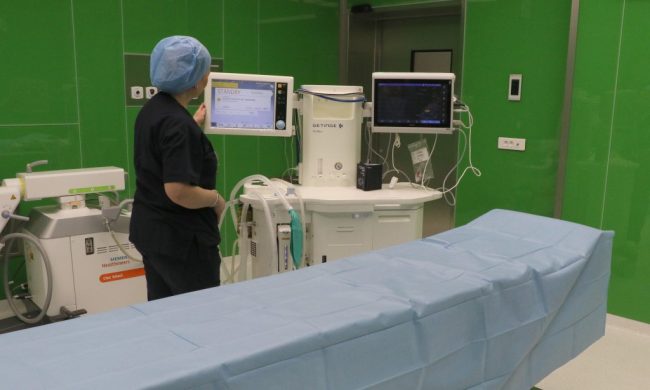 РЕНОВИРАНИ ШЕСТ ХИРУШКИ САЛИ ВО УРГЕНТНИОТ ЦЕНТАР НА КЛИНИЧКИОТ ЦЕНТАР „МАЈКА ТЕРЕЗА“, СЛЕДИ ОБНОВА НА УШТЕ ЧЕТИРИ