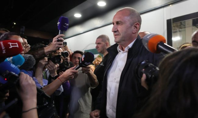 РАДЕВ ПРЕД ОСВОЈУВАЊЕ НА АПСОЛУТНО МНОЗИНСТВО НА ИЗБОРИТЕ ВО БУГАРИЈА