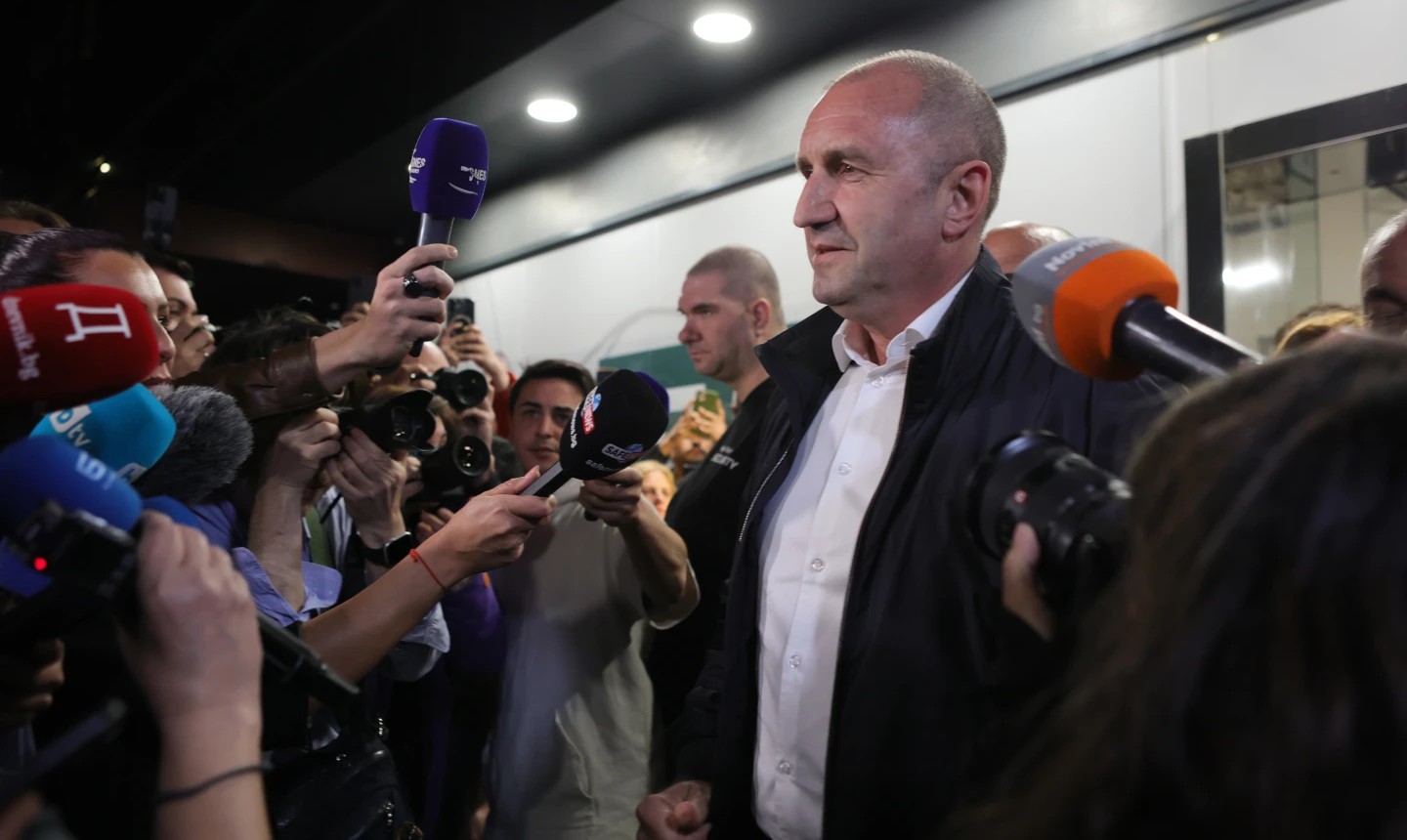 РАДЕВ ПРЕД ОСВОЈУВАЊЕ НА АПСОЛУТНО МНОЗИНСТВО НА ИЗБОРИТЕ ВО БУГАРИЈА