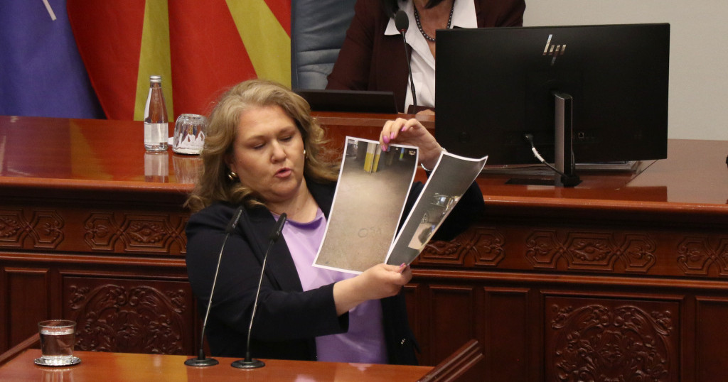 НА ДАМА ТАКВА ИНВЕНТИВНОСТ НЕ Ѝ ДОЛИКУВА, Ѝ РЕЧЕ ТОШКОВСКИ НА ПРАТЕНИЧКАТА ПЕТРОВСКА КОЈА ГО ПРАША ЗОШТО ЗА ПОТКУП Е УАПСЕН САМО ДИРЕКТОРОТ НА ЗЕМЈОДЕЛСКАТА ПЛАТЕЖНА АГЕНЦИЈА ФАТЕН ВО ЗГРАДАТА НА МИНИСТЕРОТ ТРИПУНОВСКИ