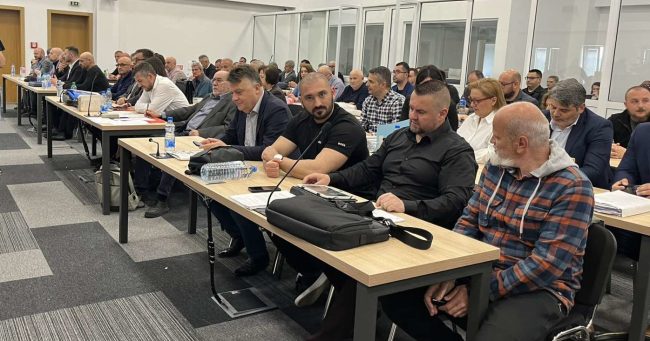 ДЕВОЈКА ПОВРЕДЕНА ВО ПОЖАРОТ ВО „ПУЛС” ДОБИ ПРАШАЊЕ ОД АДВОКАТ ДАЛИ ИЗЛЕГУВАЛА ТАМУ ЗА ВРЕМЕ НА КОВИДОТ, ДРУГ ЈА ПРАША ДАЛИ Е ГРАДЕЖЕН ЕКСПЕРТ КОГА СВЕДОЧЕШЕ ДЕКА ГОРЕЛЕ СУНЃЕР И СТИРОПОР