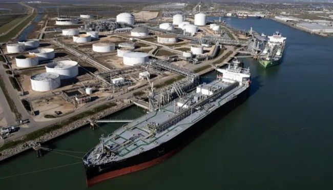 ЗАТВОРАЊЕТО НА ОРМУСКИОТ ТЕСНЕЦ ЗНАЧИТЕЛНО ЈА ЗГОЛЕМИЛО ПОБАРУВАЧКАТА НА АМЕРИКАНСКАТА НАФТА