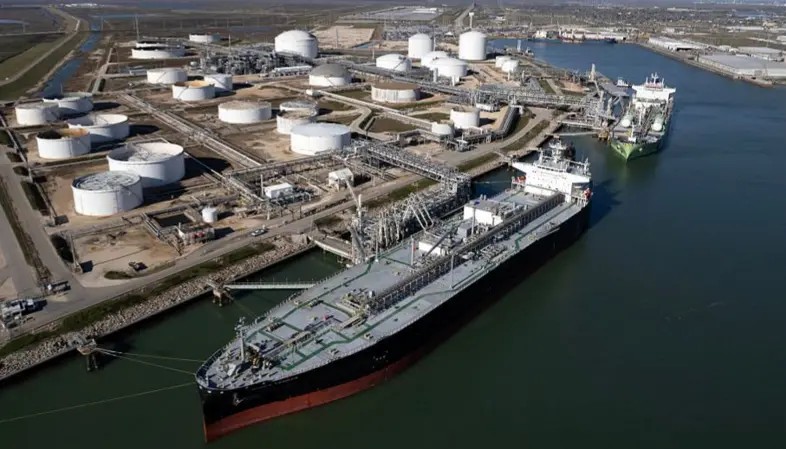 ЗАТВОРАЊЕТО НА ОРМУСКИОТ ТЕСНЕЦ ЗНАЧИТЕЛНО ЈА ЗГОЛЕМИЛО ПОБАРУВАЧКАТА НА АМЕРИКАНСКАТА НАФТА