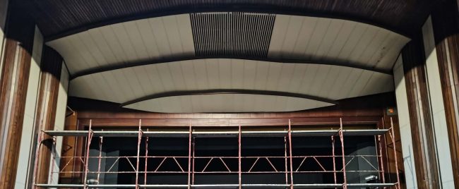 ПОПРАВЕН ТАВАНОТ ВО ГОЛЕМАТА САЛА НА ЦЕНТАРОТ ЗА КУЛТУРА ВО БИТОЛА