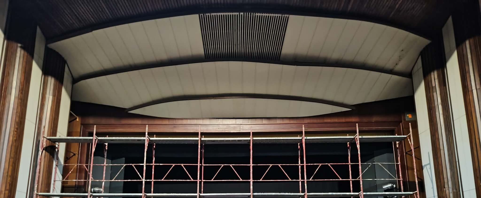 ПОПРАВЕН ТАВАНОТ ВО ГОЛЕМАТА САЛА НА ЦЕНТАРОТ ЗА КУЛТУРА ВО БИТОЛА