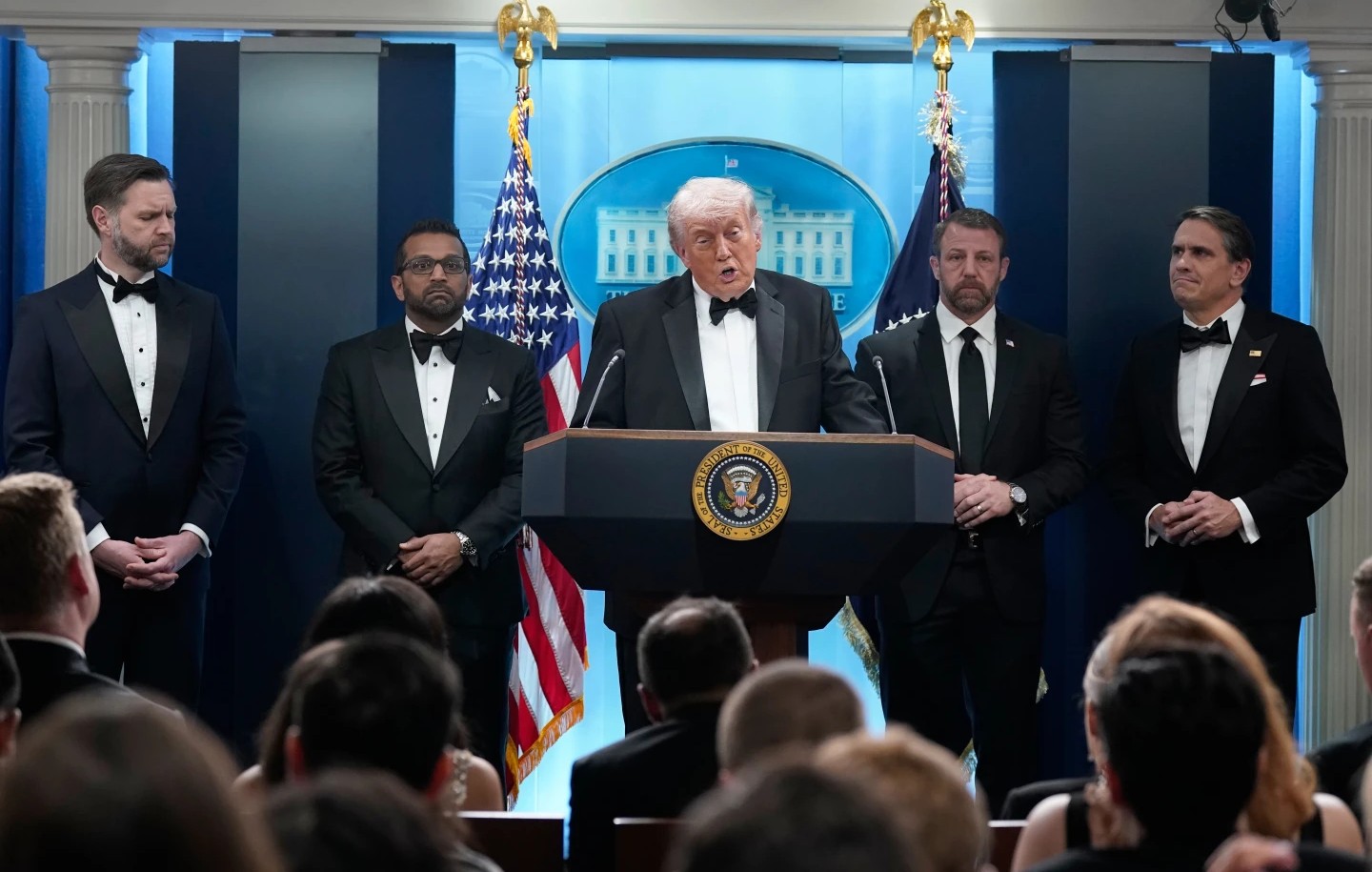 ТРАМП ЈА ПРАВДАШЕ ИЗГРАДБАТА НА БАЛСКАТА САЛА ВО БЕЛАТА КУЌА ПО ПУКАЊЕТО НА ВЕЧЕРАТА ЗА НОВИНАРИ