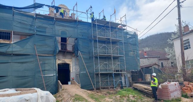 СТАРОТО УЧИЛИШТЕ ВО ЉУБОЈНО БИЛО И ПРВИОТ ПРИФАТЕН ЦЕНТАР ЗА ДЕЦАТА БЕГАЛЦИ ОД ГРЧКАТА ГРАЃАНСКА ВОЈНА ВО 1948, ЉУТКОВ ВЕЛИ ОБНОВАТА ЌЕ ЗАВРШИ ДО КРАЈОТ НА ГОДИНАВА