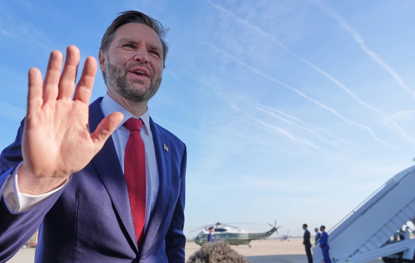 ВЕНС ОТПАТУВА ЗА ПАКИСТАН НА ПРЕГОВОРИ СО ИРАН, ТРАМП ВЕЛИ ДЕКА ВОЕНИТЕ БРОДОВИ СЕ НАПОЛНЕТИ ВО СЛУЧАЈ РАЗГОВОРИТЕ ДА ПРОПАДНАТ