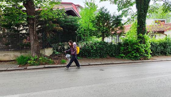 ТРОТОАРИТЕ НА ВОДНО СЕ БЛОКИРАНИ СО КОЛИ И ЃУБРЕ, ПА ДЕЦАТА ОДАТ НА УЧИЛИШТЕ ПО УЛИЦА, РОДИТЕЛИТЕ НАЈАВУВААТ ПРОТЕСТИ