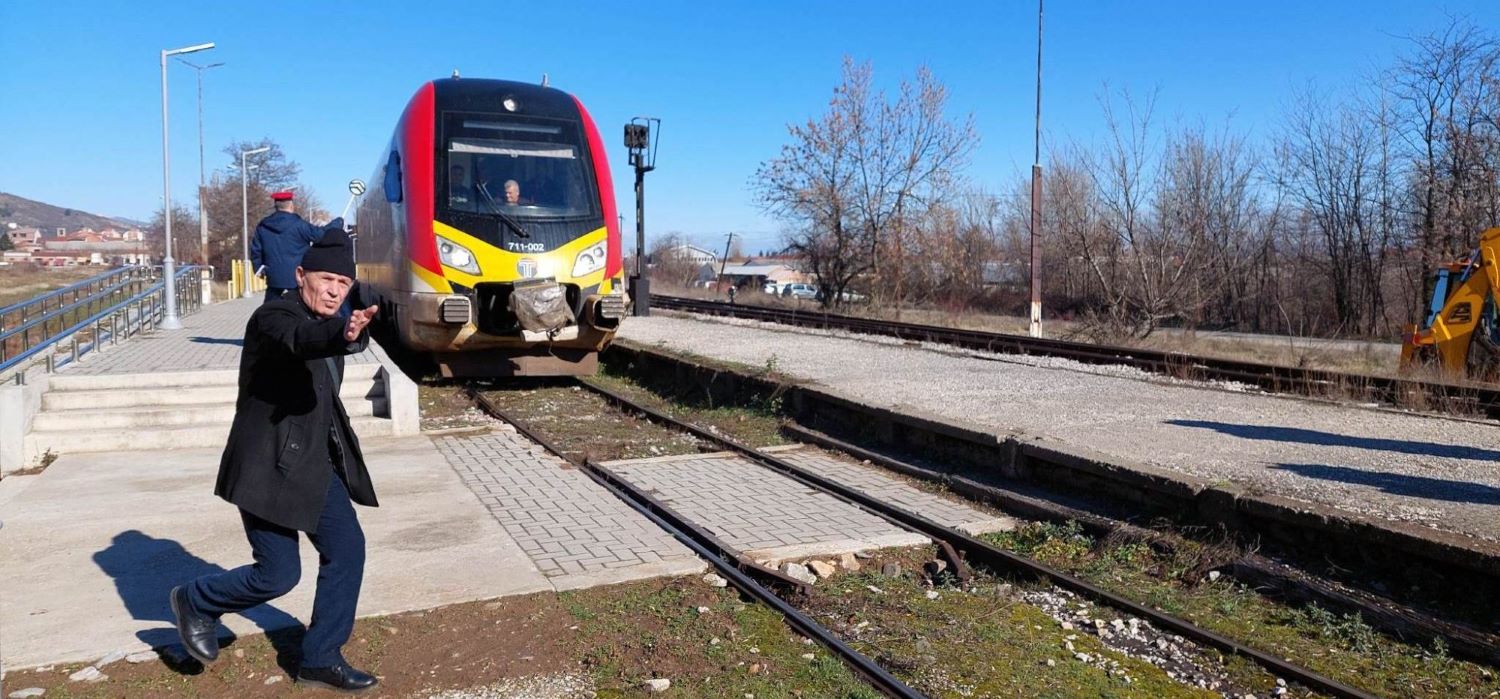 ВОЗ ОД БИТОЛА ЗА ГРЦИЈА ЌЕ НЕМА ОТИ ГРЦИТЕ НЕМААТ ПАРИ ДА ЈА РЕПАРИРААТ ПРУГАТА НА НИВНАТА СТРАНА, РЕЧЕ НИКОЛОСКИ