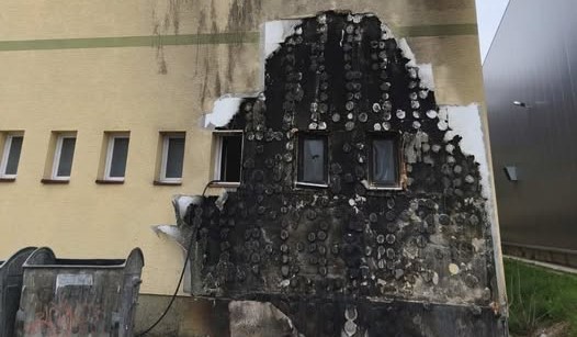 ЗАПАЛЕНИ КОНТЕЈНЕРИТЕ ВО ДВОРОТ НА МЕДИЦИНСКОТО УЧИЛИШТЕ ВО БИТОЛА, ОГНОТ ОШТЕТИ И ДЕЛ ОД ФАСАДАТА