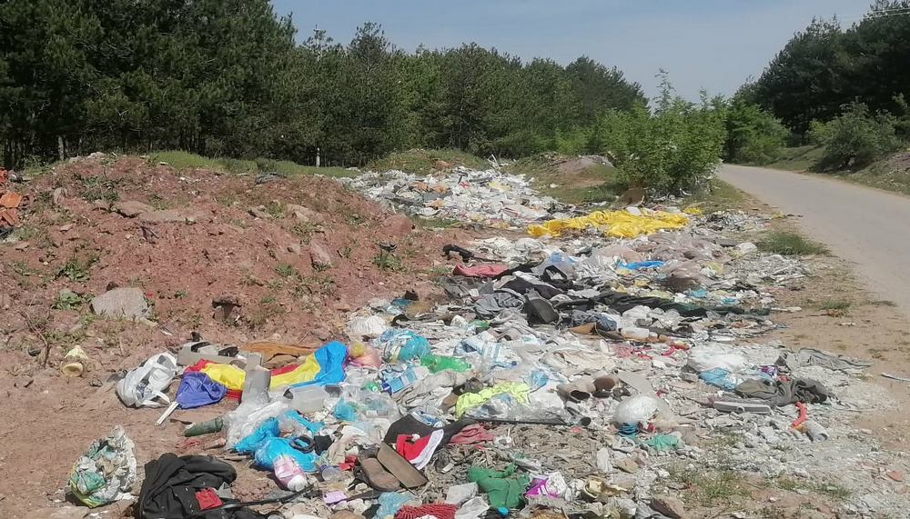 ВО БОРОВАТА ШУМА ОКОЛУ ШТИПСКИОТ МАНАСТИР „СВ. НЕДЕЛА“ ИМА НАД 50 ДИВИ ДЕПОНИИ, ШТИПСКИТЕ КОМУНАЛЦИ НАЈАВИЈА СЕКОЈДНЕВНИ АКЦИИ НА ЧИСТЕЊЕ