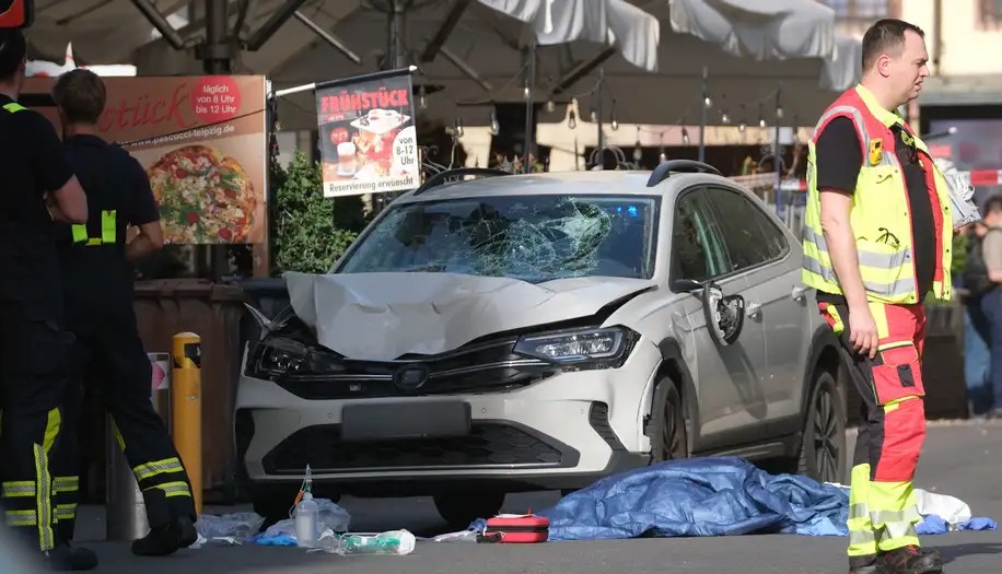 НАЈМАЛКУ ДВАЈЦА ЗАГИНАТИ ОТКАКО АВТОМОБИЛ УДРИ ВО ПЕШАЦИ ВО ЦЕНТАРОТ НА ЛАЈПЦИГ