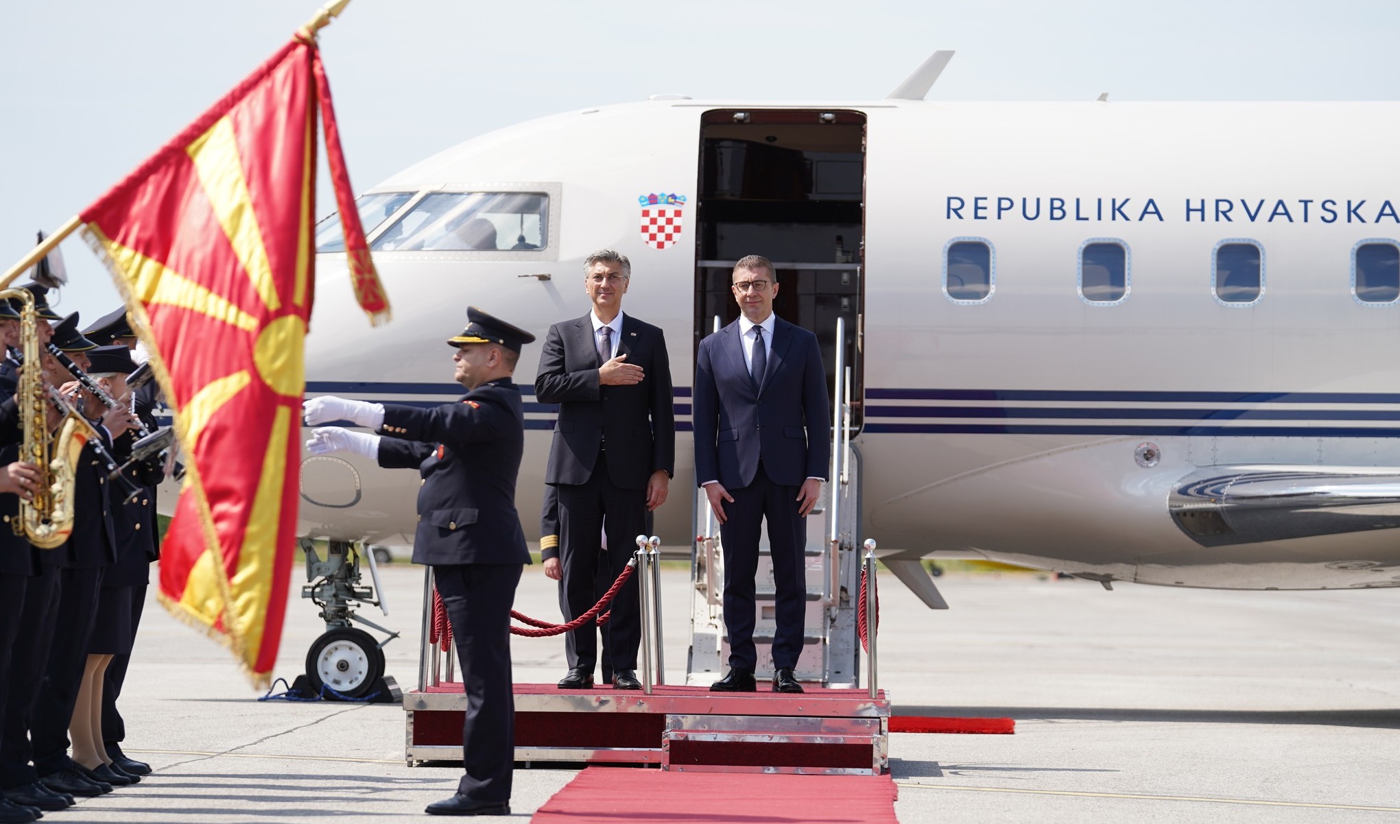 НЕМА ПОВЕЌЕ ИДЕНТИТЕТСКИ ОТСТАПКИ ЗА ВЛЕЗ ВО ЕУ, ПОДГОТВЕНИ СМЕ ДА ЈА ПЛАТИМЕ ЦЕНАТА, РЕЧЕ МИЦКОСКИ ПО СРЕДБАТА СО ПЛЕНКОВИЌ ВО ОХРИД