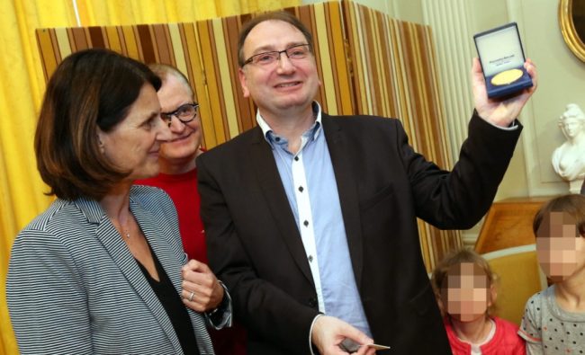 ФРАНЦУСКИ ПРОФЕСОР ИЗМИСЛИ „НОБЕЛОВА НАГРАДА ЗА ФИЛОЛОГИЈА“ ЗА ДА СИ ЈА ДОДЕЛИ САМ НА СЕБЕ, СЕ ИСТРАЖУВА ДАЛИ ОВА Е КРИВИЧНО ДЕЛО