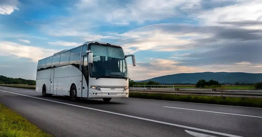 НА ВРАЌАЊЕ ОД ЕКСКУРЗИЈА 4 ПАТИ СЕ РАСИПУВАЛ АВТОБУС СО УЧЕНИЦИ ОД СКОПСКАТА ГИМНАЗИЈА „ОРЦЕ НИКОЛОВ“, СРЕДНОШКОЛЦИТЕ ОБВИНЕТИ ДЕКА КРЕВАЛЕ ПАНИКА БЕСПОТРЕБНО
