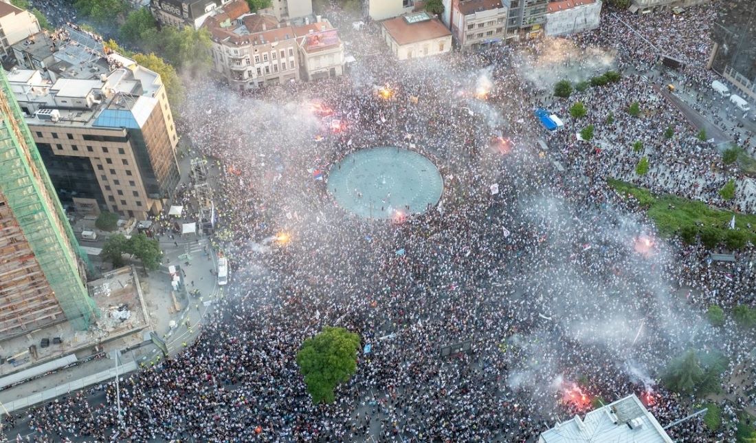 ДЕСЕТИЦИ ИЛЈАДИ ЛУЃЕ ДЕМОНСТРИРАА ВО БЕЛГРАД ЗА ПРЕДВРЕМЕНИ ИЗБОРИ