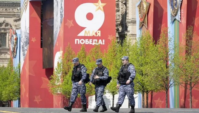 РУСИЈА ГИ ПОВИКА СТРАНСКИТЕ АМБАСАДИ ВО КИЕВ ДА СЕ ЕВАКУИРААТ ПОРАДИ НЕИЗБЕЖНИ ОДМАЗДНИЧКИ НАПАДИ АКО УКРАИНА ЈА НАРУШИ ВОЕНАТА ПАРАДА ВО МОСКВА