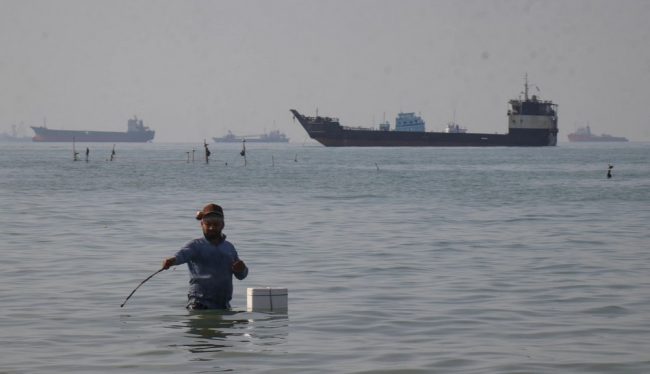 ИРАН ГИ ПРЕДУПРЕДИ АМЕРИКАНСКИТЕ СИЛИ ДА НЕ ВЛЕГУВААТ ВО ОРМУСКИОТ ТЕСНЕЦ ОТКАКО ТРАМП НАЈАВИ ПОМОШ ЗА ЗАГЛАВЕНИТЕ БРОДОВИ