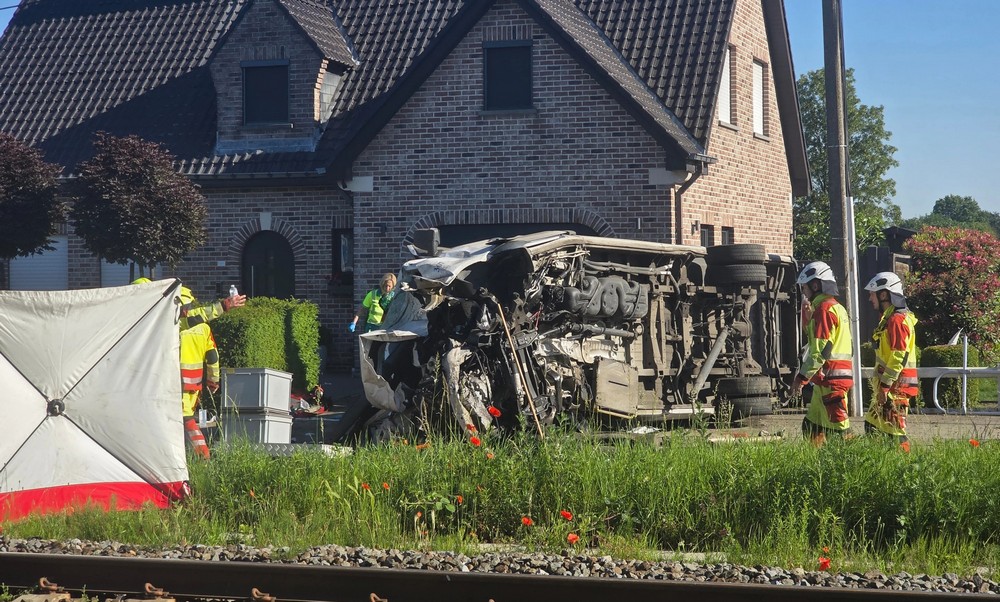 НАЈМАЛКУ ЧЕТВОРИЦА ЗАГИНАТИ ВО СУДИР НА ВОЗ И ШКОЛСКИ АВТОБУС ВО БЕЛГИЈА НАЈМАЛКУ ЧЕТВОРИЦА ЗАГИНАТИ ВО СУДИР НА ВОЗ И ШКОЛСКИ АВТОБУС ВО БЕЛГИЈА