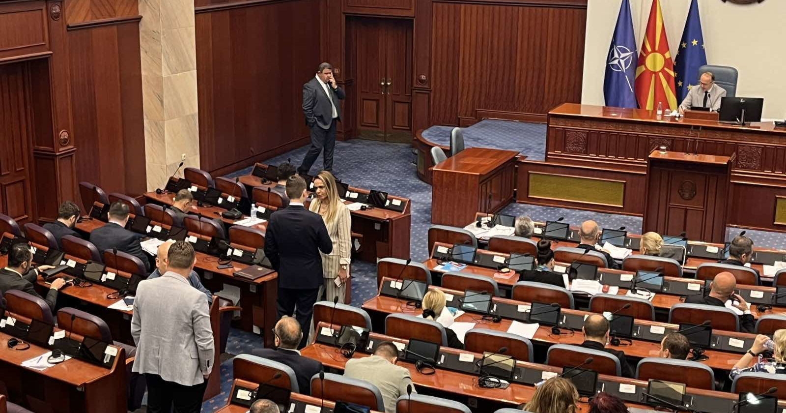 ВМРО-ДПМНЕ НЕ ГЛАСАШЕ ЗА МИНИСТРИТЕ И ПРЕМИЕРОТ ДА ИМААТ ЕДИНСТВЕНО МАКЕДОНСКО ДРЖАВЈАНСТВО, А НЕ ГО СТАВА НА ДНЕВЕН РЕД НИ СВОЈОТ ПРЕДЛОГ ЗА ЕДНО ДРЖАВЈАНСТВО ЗА ПРАТЕНИЦИТЕ