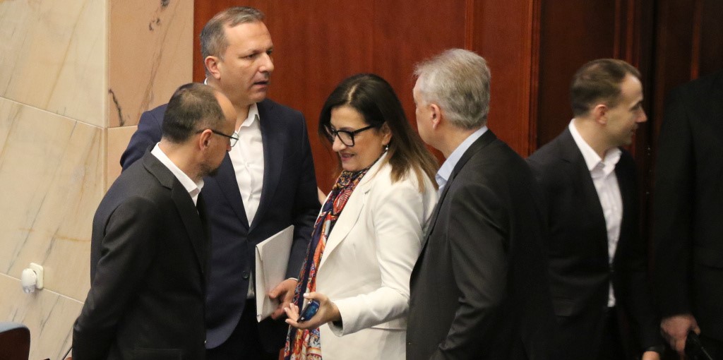 АКО ЕКОНОМИЈАТА Е ТОЛКУ СИЛНА, ЗОШТО СЕ ЗАДОЛЖУВАТЕ СО НОВИ 260 МИЛИОНИ ЕВРА, ПРАША БИТИЌИ ОД СДСМ, МИНИСТЕРКАТА ЗА ФИНАНСИИ НЕ ДОЈДЕ ВО СОБРАНИЕТО АКО ЕКОНОМИЈАТА Е ТОЛКУ СИЛНА, ЗОШТО СЕ ЗАДОЛЖУВАТЕ СО НОВИ 260 МИЛИОНИ ЕВРА, ПРАША БИТИЌИ ОД СДСМ, МИНИСТЕРКАТА ЗА ФИНАНСИИ НЕ ДОЈДЕ ВО СОБРАНИЕТО