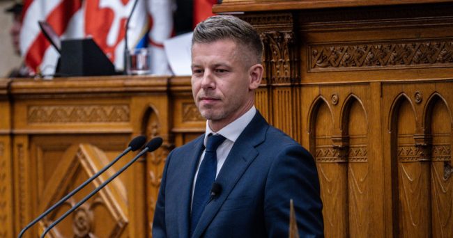 ПЕТЕР МАЃАР ДАДЕ ЗАКЛЕТВА КАКО ПРЕМИЕР НА УНГАРИЈА, ПО ЕДНА ДЕЦЕНИЈА ВО ПАРЛАМЕНТОТ ПОВТОРНО СЕ ВЕЕ ЗНАМЕТО НА ЕУ