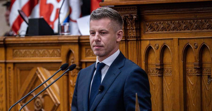 ПЕТЕР МАЃАР ДАДЕ ЗАКЛЕТВА КАКО ПРЕМИЕР НА УНГАРИЈА, ПО ЕДНА ДЕЦЕНИЈА ВО ПАРЛАМЕНТОТ ПОВТОРНО СЕ ВЕЕ ЗНАМЕТО НА ЕУ