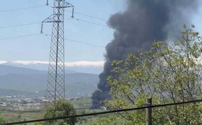 ПОЖАР ВО ШУТО ОРИЗАРИ, СЕ ЗАПАЛИ МАШИНА ЗА МЕЛЕЊЕ ЖЕЛЕЗО