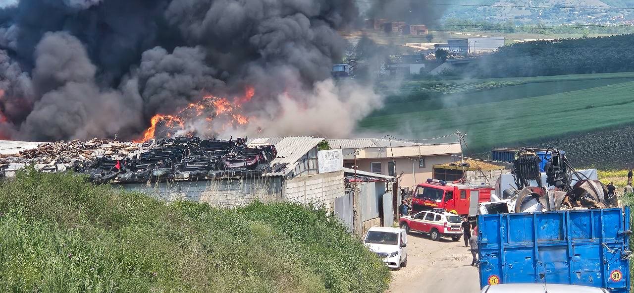 ПОЖАР ВО ШУТО ОРИЗАРИ, СЕ ЗАПАЛИ МАШИНА ЗА МЕЛЕЊЕ ЖЕЛЕЗО