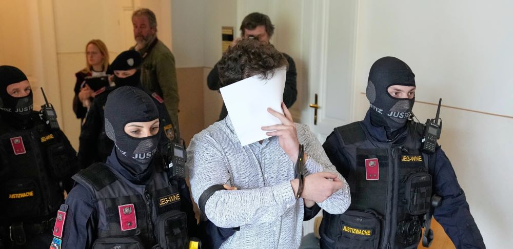 ОСУДЕН НА 15 ГОДИНИ ЗАТВОР АВСТРИСКИОТ ГРАЃАНИН СО ПОТЕКЛО ОД МАКЕДОНИЈА КОЈ САКАЛ ДА ИЗВРШИ ТЕРОРИСТИЧКИ НАПАД НА КОНЦЕРТ НА ТЕЈЛОР СВИФТ ВО ВИЕНА ОСУДЕН НА 15 ГОДИНИ ЗАТВОР АВСТРИСКИОТ ГРАЃАНИН СО ПОТЕКЛО ОД МАКЕДОНИЈА КОЈ САКАЛ ДА ИЗВРШИ ТЕРОРИСТИЧКИ НАПАД НА КОНЦЕРТ НА ТЕЈЛОР СВИФТ ВО ВИЕНА