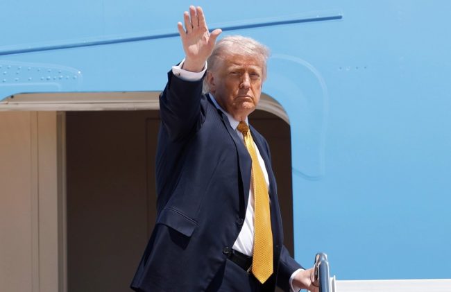 ТРАМП ПОВЕДЕ ГОЛЕМА ДЕЛОВНА ДЕЛЕГАЦИЈА ВО КИНА, ВО НЕА СЕ И ШЕФОВИТЕ НА „ТЕСЛА“, „ЕНВИДИЈА“ И „ЕПЛ“