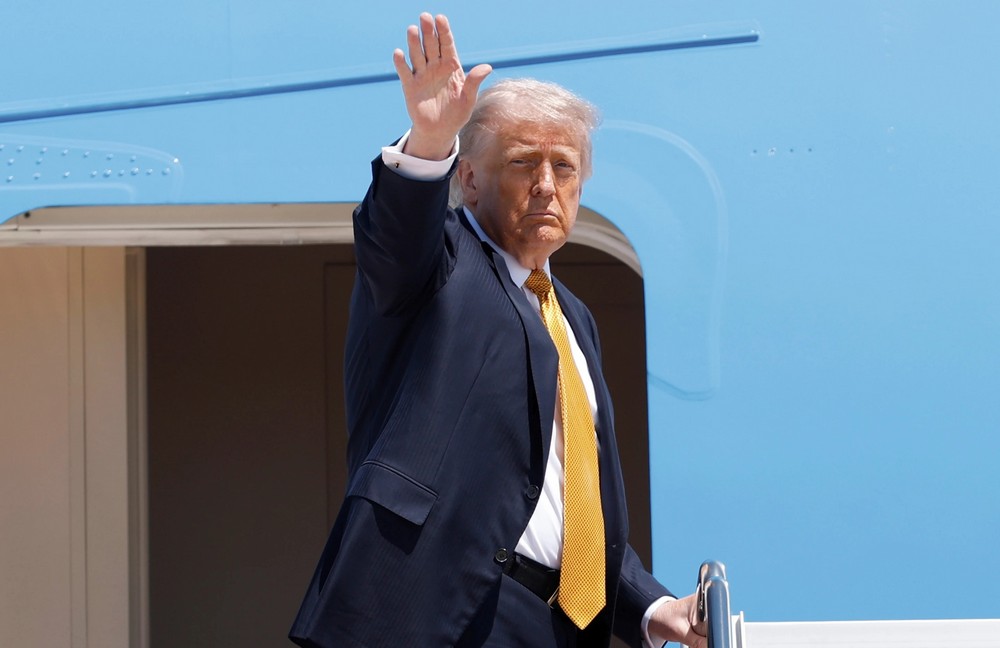 ТРАМП ПОВЕДЕ ГОЛЕМА ДЕЛОВНА ДЕЛЕГАЦИЈА ВО КИНА, ВО НЕА СЕ И ШЕФОВИТЕ НА „ТЕСЛА“, „ЕНВИДИЈА“ И „ЕПЛ“