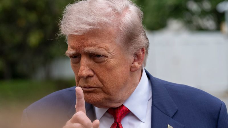 ИРАН НИ ПРАТИ ЃУБРЕ ОД ОДГОВОР, ПРИМИРЈЕТО Е НА АПАРАТИ, КАЖА ТРАМП
