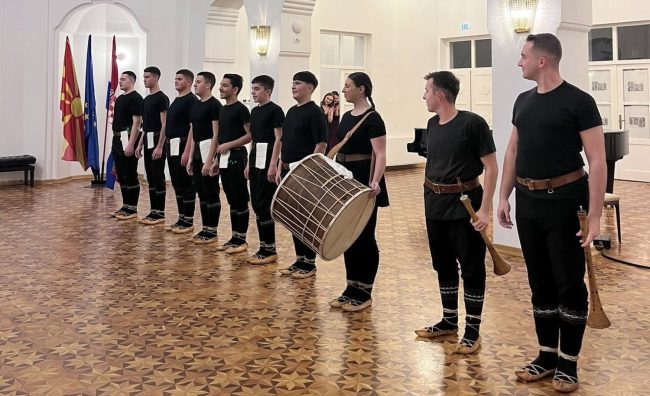 ПРЕКУ ЕДНА ГОДИНА ЌЕ ИМА УПИСИ ЗА ТРАДИЦИОНАЛЕН ИГРАЧ-ПЕЈАЧ, КАЖА ДИРЕКТОРКАТА НА МУЗИЧКОТО УЧИЛИШТЕ ОД БИТОЛА ПО РЕАКЦИИТЕ ДЕКА СЕ УКИНУВА