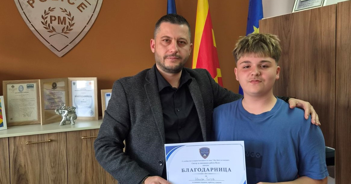 ДЕТЕТО ИЛИЈА ГИГОВ ОД ВЕЛЕС, КОЕ ПРОНАЈДЕ И ВРАТИ ШТЕДНА КНИШКА СО 46 ИЛЈАДИ ДЕНАРИ, ДОБИ БЛАГОДАРНИЦА ОД ПОЛИЦИЈАТА