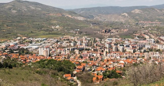 ДВЕ ДЕЦЕНИИ ВО ВЕЛЕС ВОЛОНТЕРИ ПОМАГААТ НА КОРИСНИЦИТЕ НА ОПИЈАТИ ДА ГО СОБЕРАТ И ОТСТРАНАТ ИСКОРИСТЕНИОТ ПРИБОР