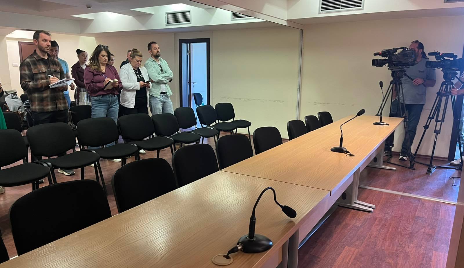 УСЛОВНИ КАЗНИ ДОБИЈА ТРОЈЦАТА ПОЛИЦАЈЦИ ОД КОЧАНИ КОИ ПИШУВАЛЕ ПРЕКРШОЦИ ЗА НЕПОСТОЕЧКАТА ФИРМА НА ГАЗДАТА НА „ПУЛС” ЗА ДА МОЖЕ ФИРМАТА СО ДИСКОТЕКАТА НЕПРЕЧЕНО ДА ГО КРШИ ЗАКОНОТ