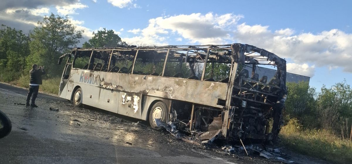 СЕ ЗАПАЛИ АВТОБУС ОД ПРИЛЕП ЗА СКОПЈЕ КАЈ НАПЛАТНАТА РАМПА ОТОВИЦА, ПАТНИЦИТЕ ИЗЛЕГЛЕ НАВРЕМЕ, НЕМА ПОВРЕДЕНИ СЕ ЗАПАЛИ АВТОБУС ОД ПРИЛЕП ЗА СКОПЈЕ КАЈ НАПЛАТНАТА РАМПА ОТОВИЦА, ПАТНИЦИТЕ ИЗЛЕГЛЕ НАВРЕМЕ, НЕМА ПОВРЕДЕНИ