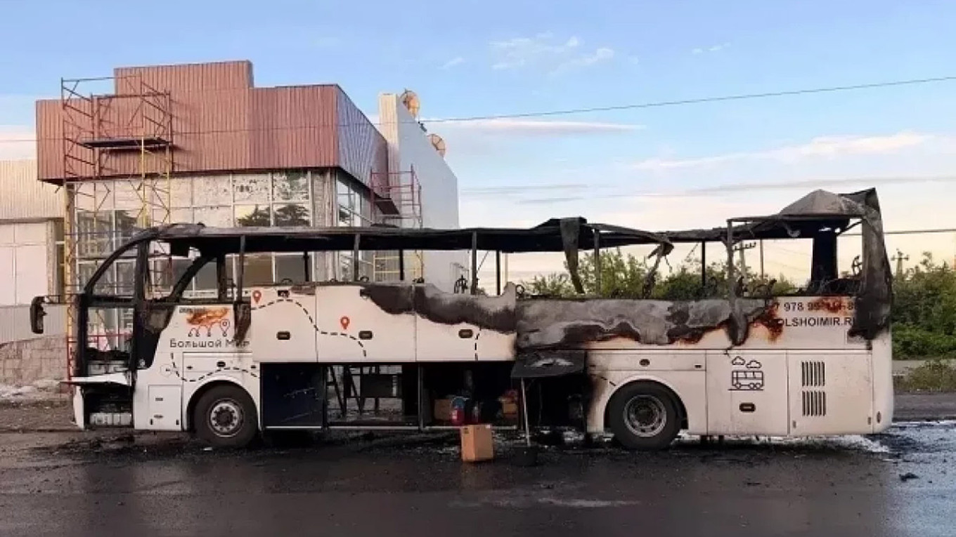 ДРОН ПОГОДИ АВТОБУС ВО ОКУПИРАНИОТ ДЕЛ НА ДОЊЕЦК, СЕДУММИНА ЗАГИНАТИ