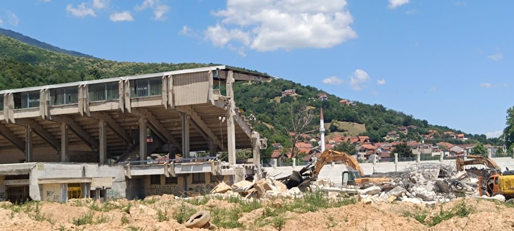 СЕ РУШИ И ГЛАВНАТА ТРИБИНА ЗАРАДИ РЕКОНСТРУКЦИЈА НА ГРАДСКИОТ СТАДИОН ВО ТЕТОВО ОД 10 МИЛИОНИ ЕВРА ШТО ПОЧНА ВО 2024 СЕ РУШИ И ГЛАВНАТА ТРИБИНА ЗАРАДИ РЕКОНСТРУКЦИЈА НА ГРАДСКИОТ СТАДИОН ВО ТЕТОВО ОД 10 МИЛИОНИ ЕВРА ШТО ПОЧНА ВО 2024