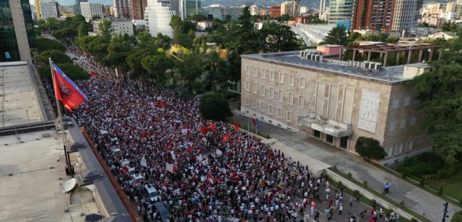 И ПОКРАЈ ПРОТЕСТИТЕ, ЌЕ СЕ ГРАДИ ЛУКСУЗНOTO ОДМОРА