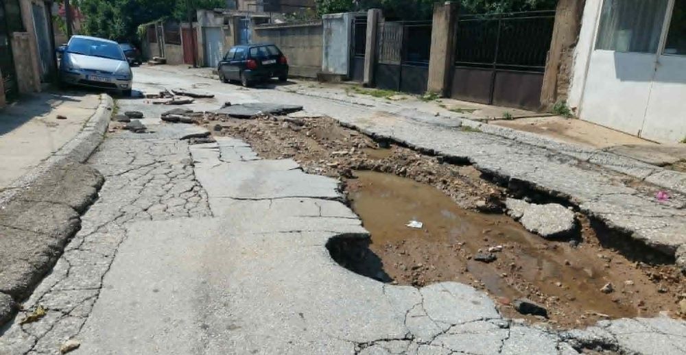 ДОЖДОТ ЈА РАЗОРА „ДЕБАРСКА“ ВО БИТОЛА, ЖИТЕЛИТЕ ВЕЛАТ УЛИЦАТА СО МЕСЕЦИ БЕШЕ ПОЛНА СО ДУПКИ ДОЖДОТ ЈА РАЗОРА „ДЕБАРСКА“ ВО БИТОЛА, ЖИТЕЛИТЕ ВЕЛАТ УЛИЦАТА СО МЕСЕЦИ БЕШЕ ПОЛНА СО ДУПКИ