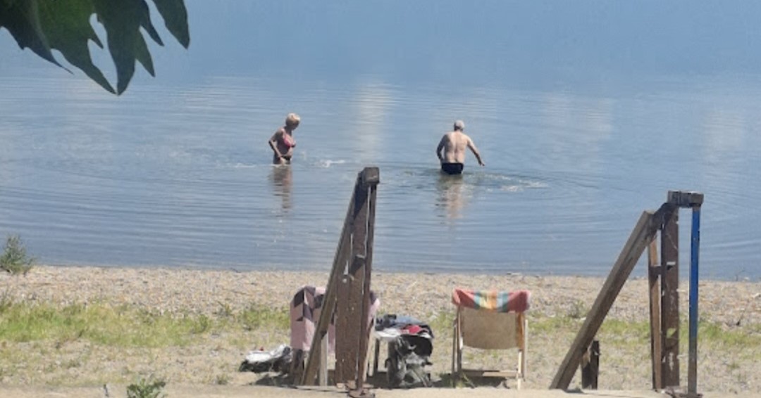 ВОДАТА ОД ТРИТЕ ПЛАЖИ НА ДОЈРАНСКО ЕЗЕРО Е ДОБРА ЗА КАПЕЊЕ, НО ПОТРЕБНА Е АНАЛИЗА НА АЛГИТЕ КОИ ПЛИВААТ ПО ПОВРШИНАТА