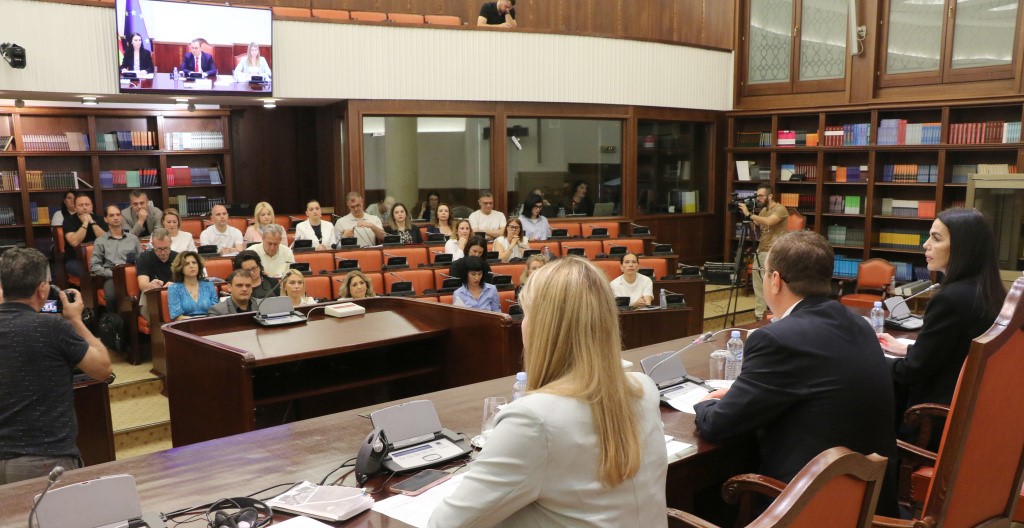 МЕШАЊЕТО НА ВЛАДАТА ВО СУДСТВОТО Е ЗАГАРАНТИРАНО СО 5:1 АКО НЕ ГО ПОВЛЕЧЕТЕ ЗАКОНОТ ЗА СУДСКА СЛУЖБА, РЕКОА СУДСКИТЕ СЛУЖБЕНИЦИ ВО СОБРАНИЕТО ЗА РЕФОРМСКИОТ ЗАКОН НА ФИЛКОВ МЕШАЊЕТО НА ВЛАДАТА ВО СУДСТВОТО Е ЗАГАРАНТИРАНО СО 5:1 АКО НЕ ГО ПОВЛЕЧЕТЕ ЗАКОНОТ ЗА СУДСКА СЛУЖБА, РЕКОА СУДСКИТЕ СЛУЖБЕНИЦИ ВО СОБРАНИЕТО ЗА РЕФОРМСКИОТ ЗАКОН НА ФИЛКОВ