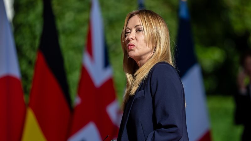 ТРАМП И МЕЛОНИ СЕ СМИРИЈА НА САМИТОТ НА Г7 ТРАМП И МЕЛОНИ СЕ СМИРИЈА НА САМИТОТ НА Г7