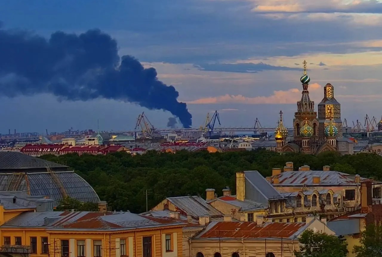 УКРАИНСКИ ДРОНОВИ ГО ПОГОДИЈА НАФТЕНИОТ ТЕРМИНАЛ ВО САНКТ ПЕТЕРБУРГ ПРЕД ПОЧЕТОКОТ НА „РУСКИОТ ДАВОС“