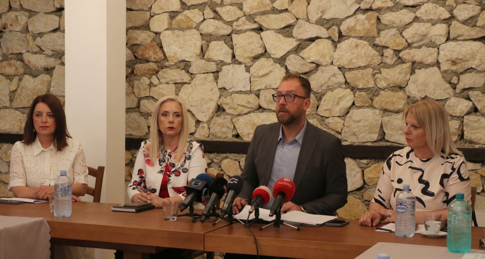 ТЕЧЕ ПРОЦЕДУРАТА ЗА ВРАБОТУВАЊЕ НА ИНСПЕКТОРИТЕ ЗА МАКЕДОНСКИ ЈАЗИК, ПА ЌЕ СЛЕДИ ЕДНОГОДИШНА ОБУКА, РЕЧЕ ДИРЕКТОРКАТА АНДРЕЕВА ТЕЧЕ ПРОЦЕДУРАТА ЗА ВРАБОТУВАЊЕ НА ИНСПЕКТОРИТЕ ЗА МАКЕДОНСКИ ЈАЗИК, ПА ЌЕ СЛЕДИ ЕДНОГОДИШНА ОБУКА, РЕЧЕ ДИРЕКТОРКАТА АНДРЕЕВА