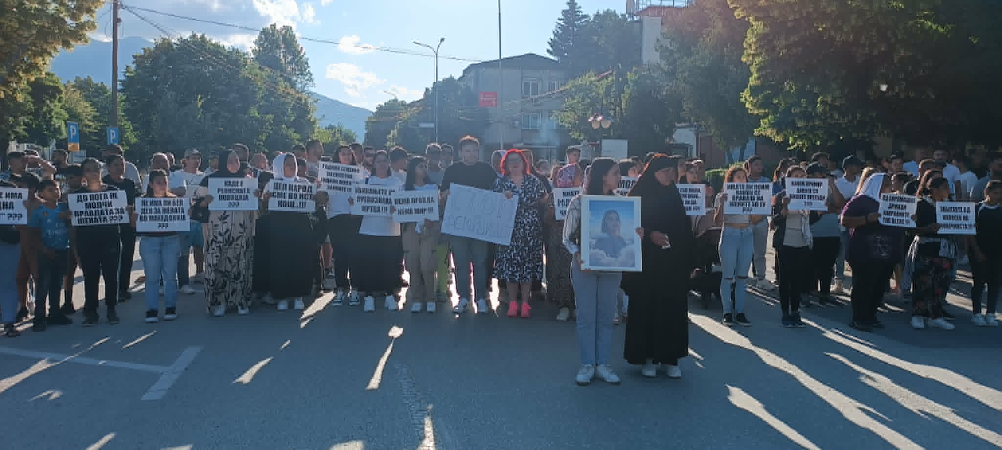 ДА СЕ ОХРАБРАТ ЖЕНИТЕ ДА ГО ПРИЈАВУВААТ СЕМЕЈНОТО НАСИЛСТВО, ПОРАКА ОД СОБИРОТ ПРОТИВ ФЕМИЦИД ВО БИТОЛА ДА СЕ ОХРАБРАТ ЖЕНИТЕ ДА ГО ПРИЈАВУВААТ СЕМЕЈНОТО НАСИЛСТВО, ПОРАКА ОД СОБИРОТ ПРОТИВ ФЕМИЦИД ВО БИТОЛА