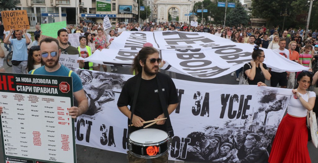 И СО НОВАТА ДОЗВОЛА „УСЈЕ“ ЌЕ НЀ ТРУЕ, РЕКОА НА ПРОТЕСТОТ ВО СКОПЈЕ И ПОБАРАА МИНИСТЕРСТВОТО ЗА ЖИВОТНА СРЕДИНА ДА НЕ ЈА ИЗДАДЕ И СО НОВАТА ДОЗВОЛА „УСЈЕ“ ЌЕ НЀ ТРУЕ, РЕКОА НА ПРОТЕСТОТ ВО СКОПЈЕ И ПОБАРАА МИНИСТЕРСТВОТО ЗА ЖИВОТНА СРЕДИНА ДА НЕ ЈА ИЗДАДЕ